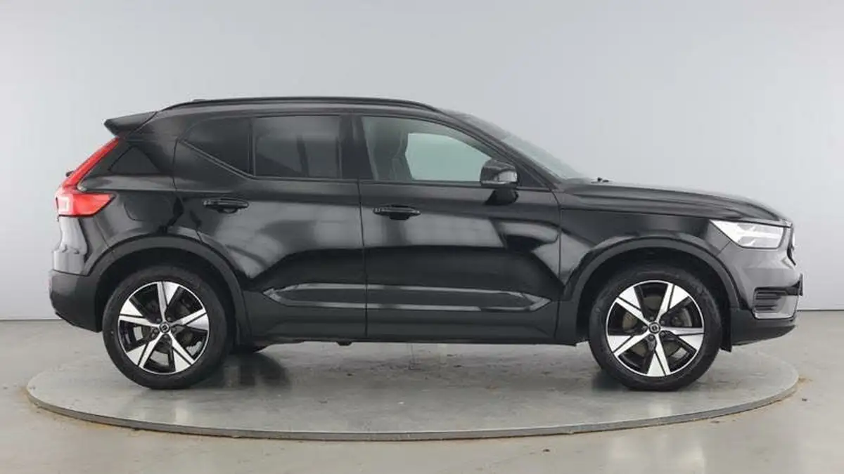 2022-volvo-xc40-15-t4-r-design-big-3