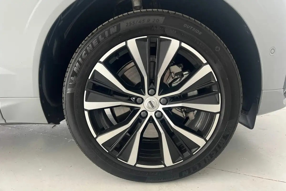 2024-volvo-xc60-20-b5-plus-big-4