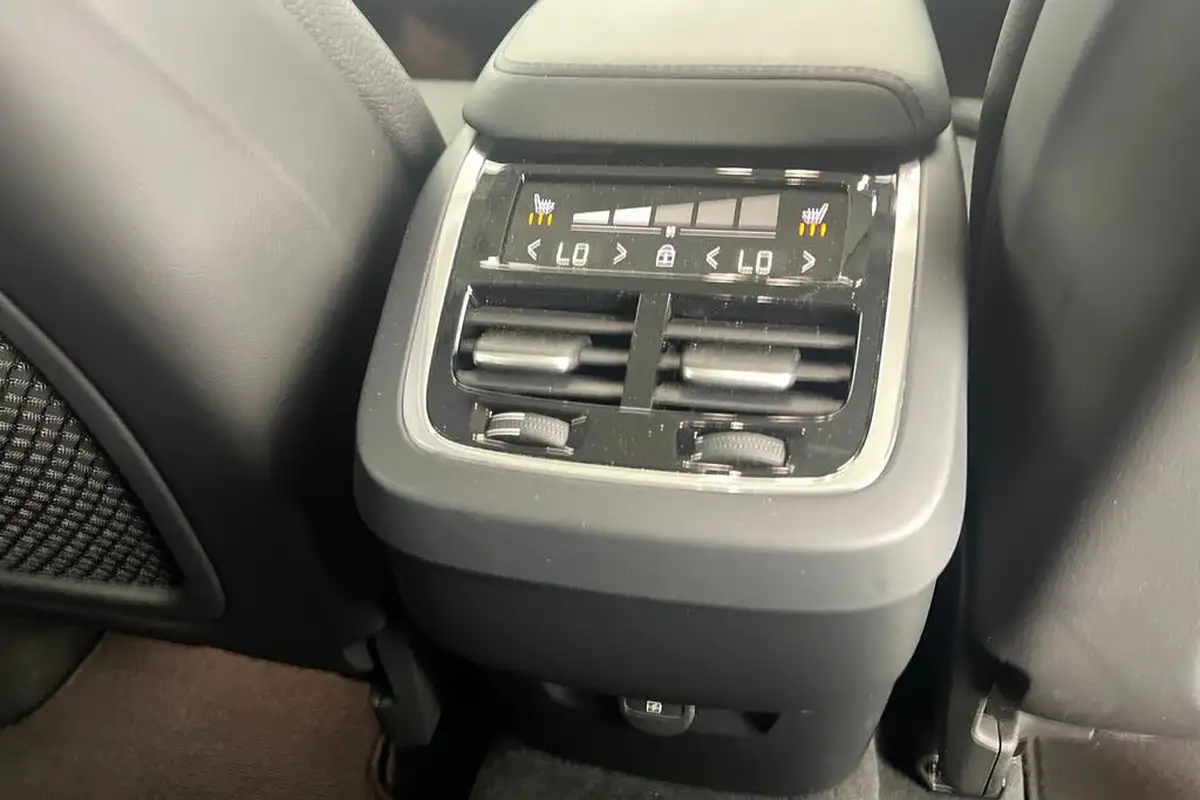 2024-volvo-xc60-20-b5-plus-big-28