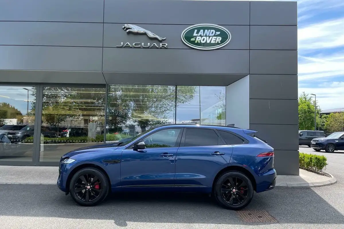 2022-jaguar-f-pace-20-d200-r-dynamic-black-big-24