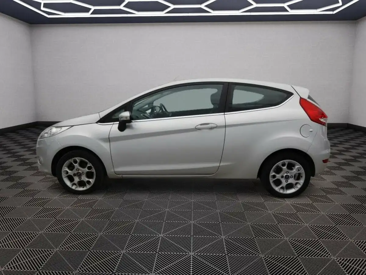 2012-ford-fiesta-125-zetec-3d-big-5