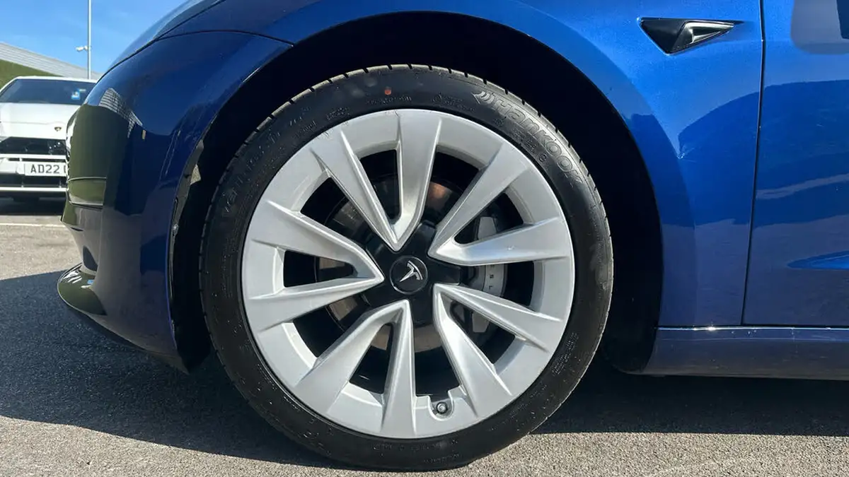 2022-tesla-model-3-e-long-range-big-16