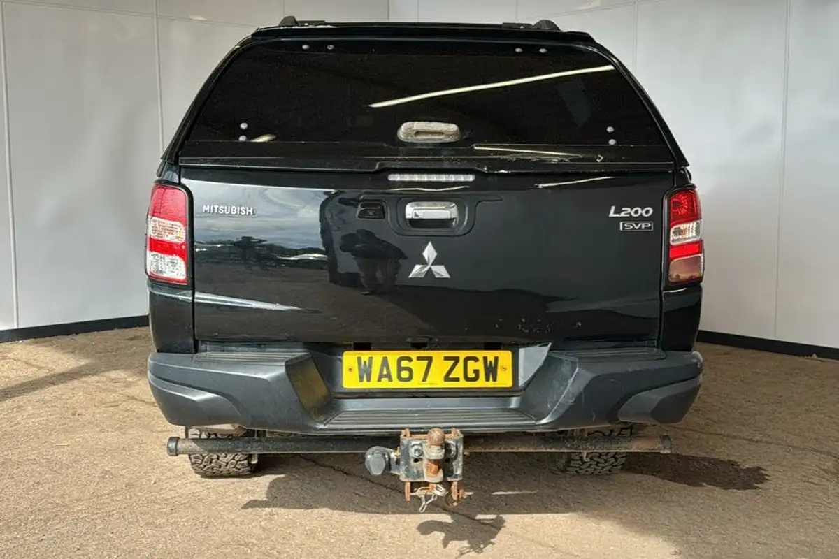 2017-mitsubishi-l200-24di-d-barbarian-svp-auto-big-7