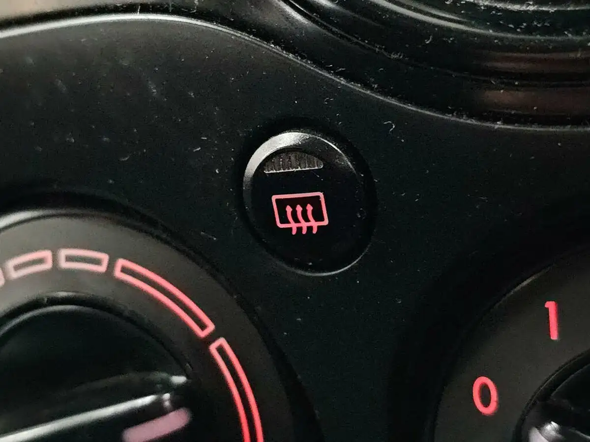 2013-mazda-mazda2-13-ts-air-con-big-49