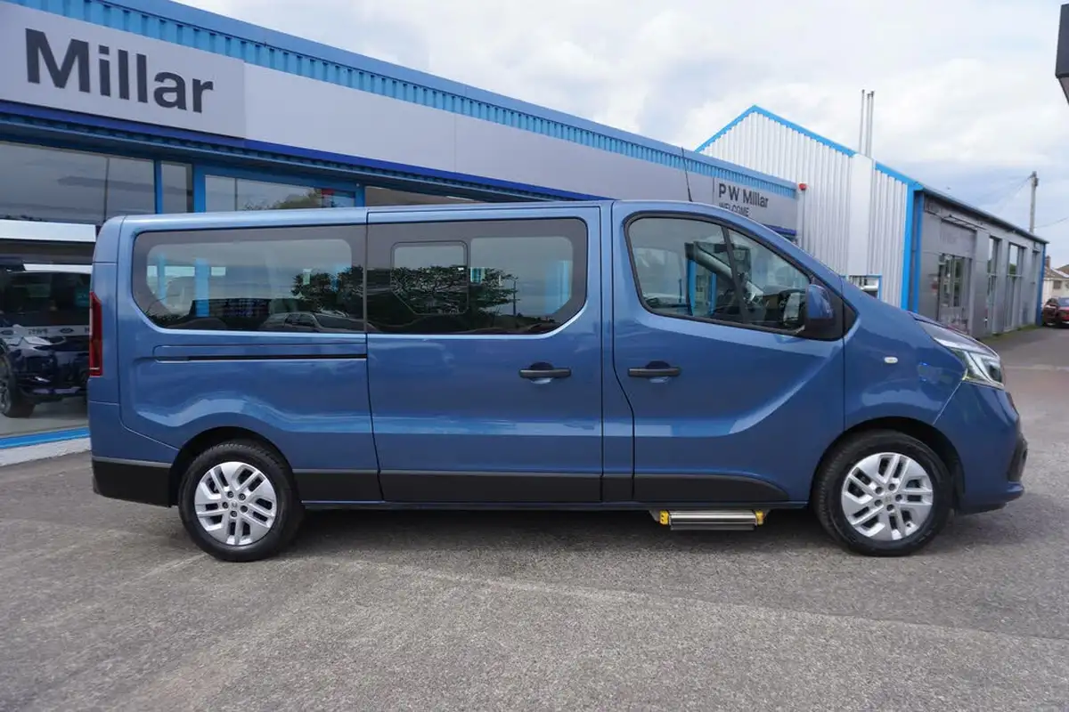 2020-renault-trafic-passenger-20dci-ll30-170-sport-nav-big-1