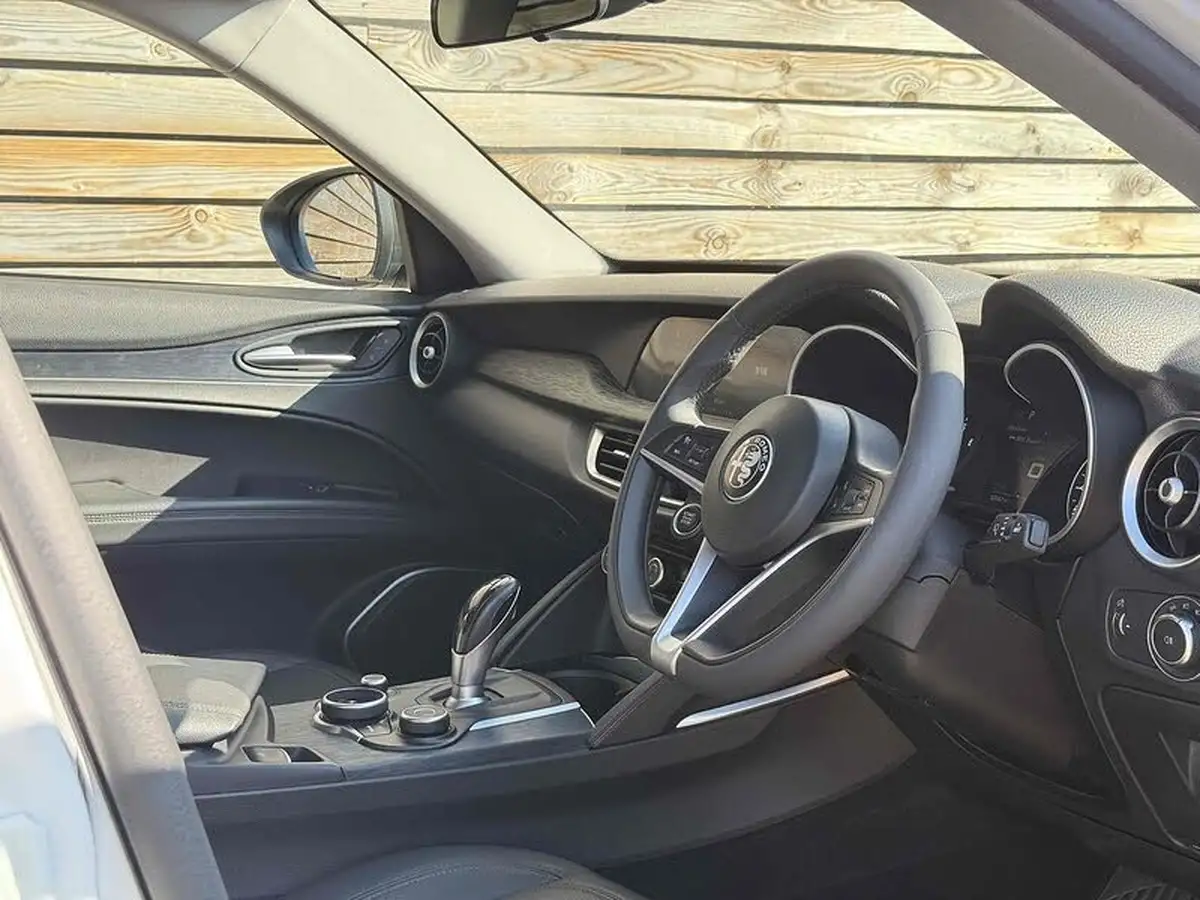 2020-alfa-romeo-stelvio-20-nero-edizione-big-33
