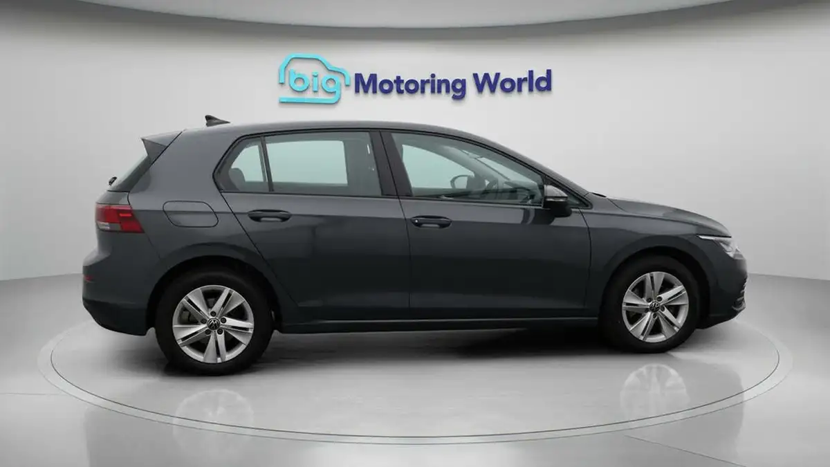2022-volkswagen-golf-15-tsi-life-130ps-hatchback-big-8
