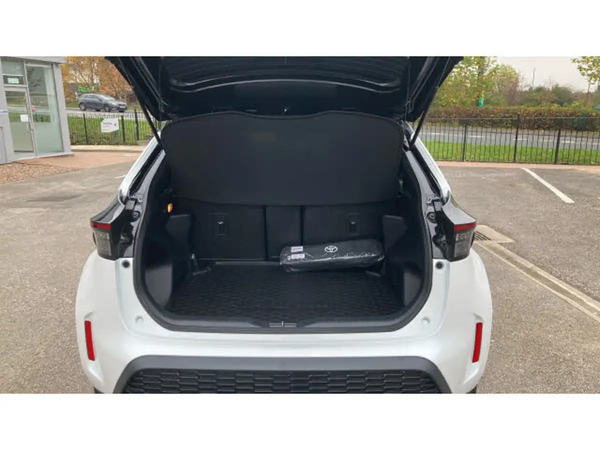 2024-toyota-yaris-cross-15-vvt-i-gr-sport-114bhp-big-13