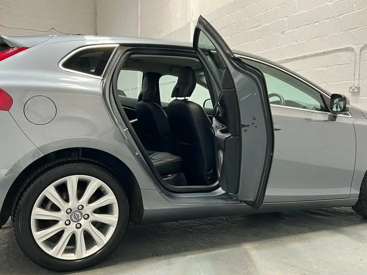 2014-volvo-v40-20td-d3-se-lux-big-32