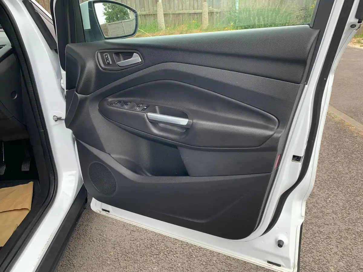 2013-ford-kuga-20tdci-zetec-big-28