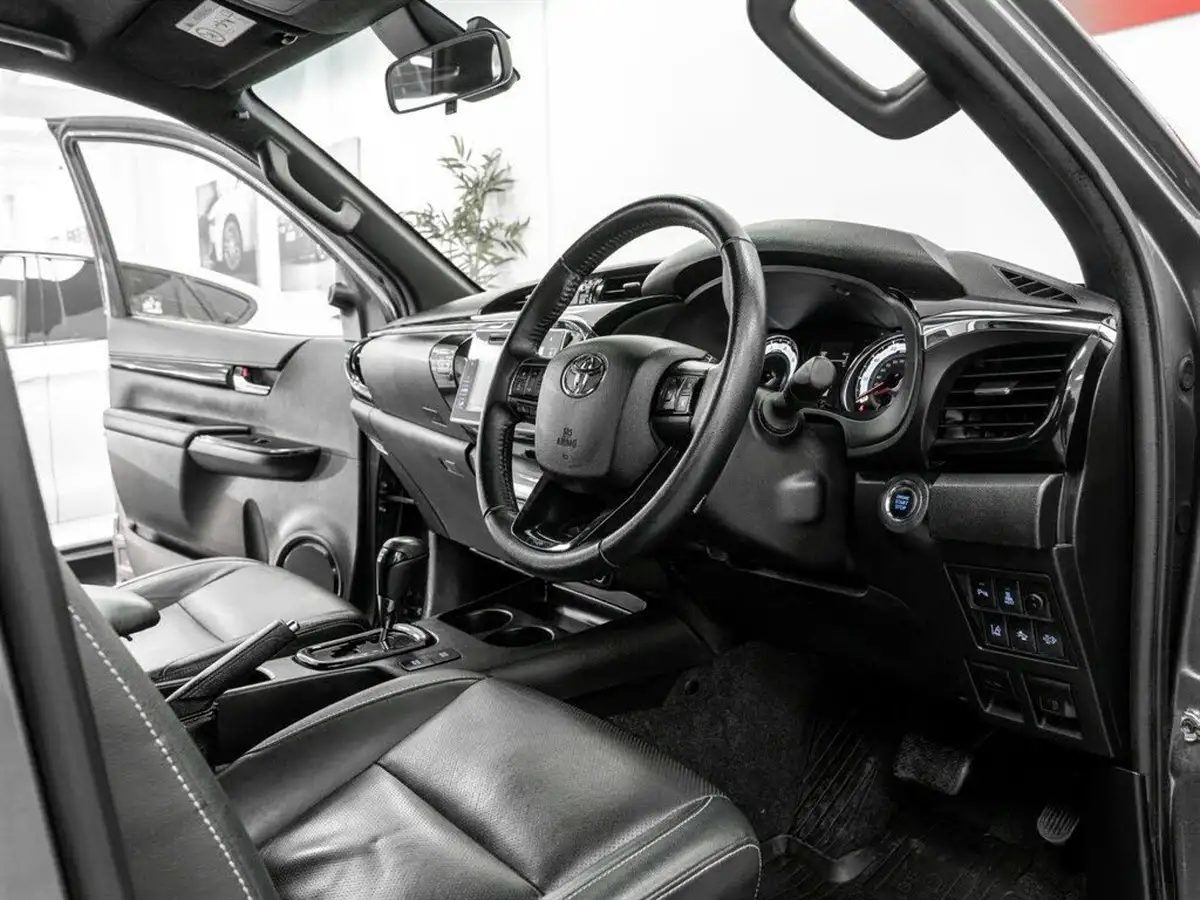 2018-toyota-hi-lux-24d-4d-invincible-at35-32t-auto-big-18