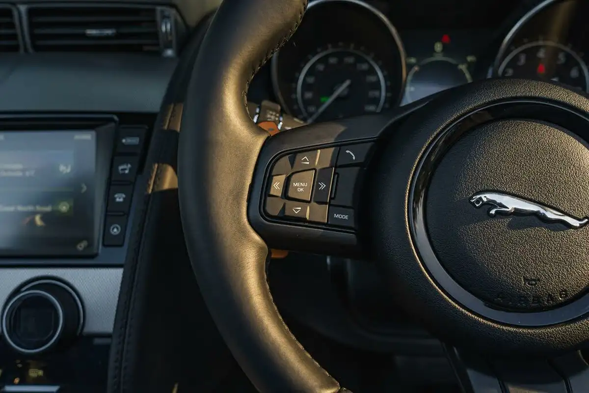 2015-jaguar-f-type-30-convertible-quickshift-big-41