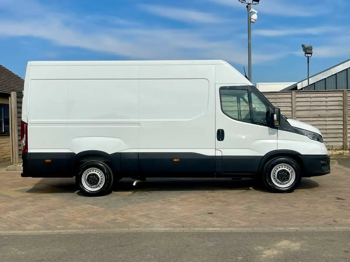 2022-iveco-daily-s-class-23td-35s14v-business-3520mm-h2-136pseu6dt-big-3