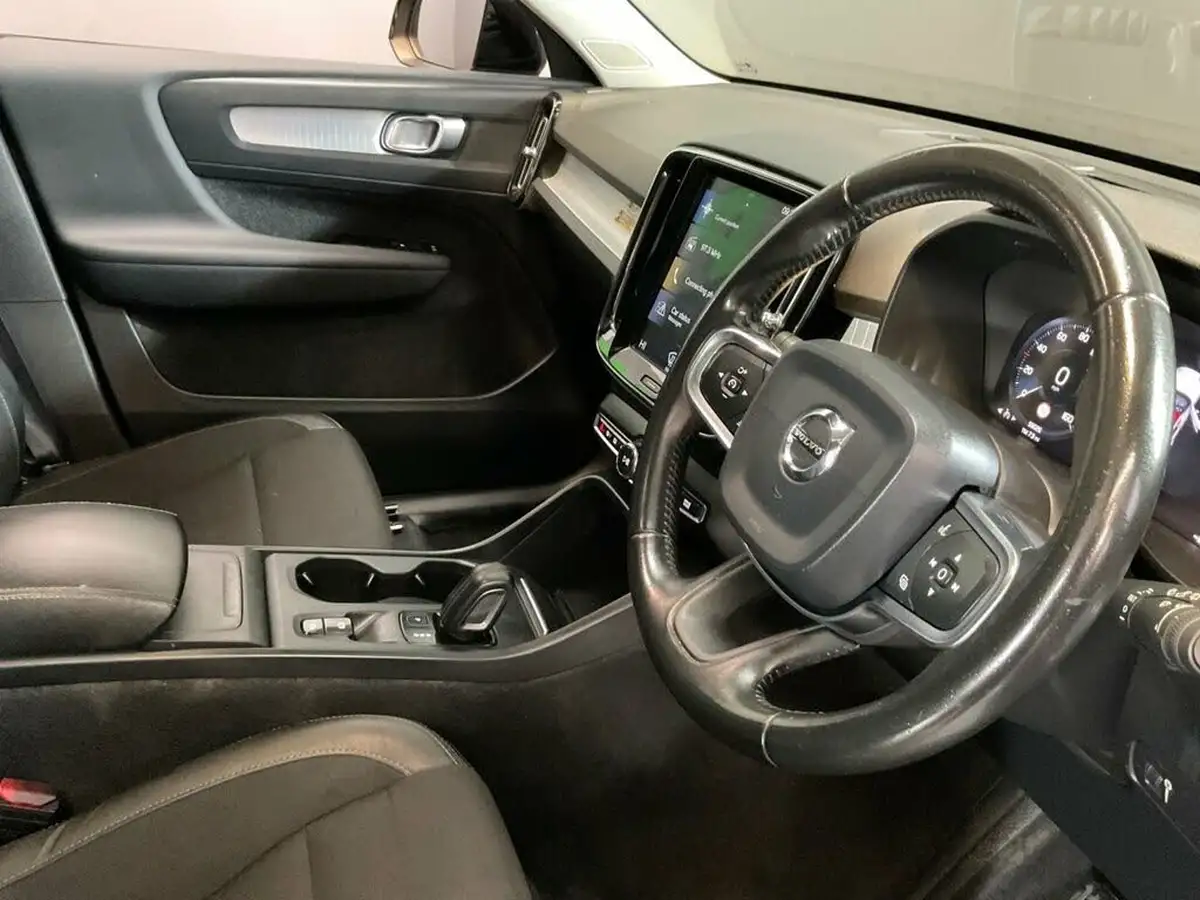 2019-volvo-xc40-20-t4-momentum-awd-big-3