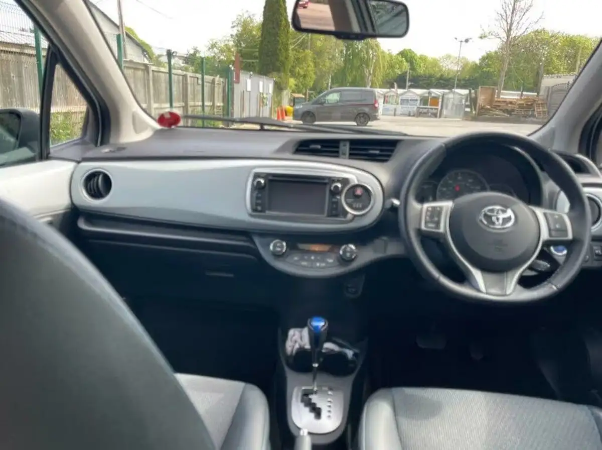 2012-toyota-yaris-15-vvt-i-t-spirit-big-4