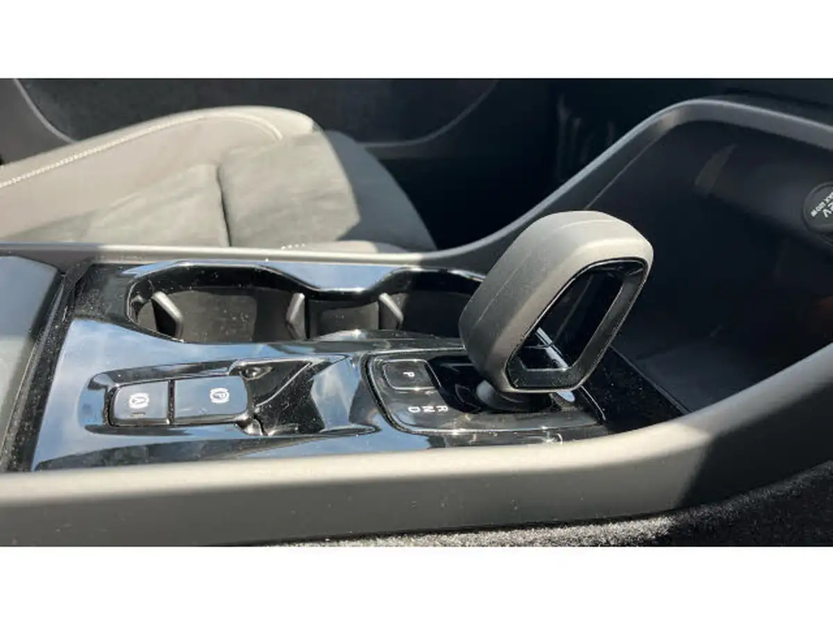 2025-volvo-xc40-20-b4-plus-big-13