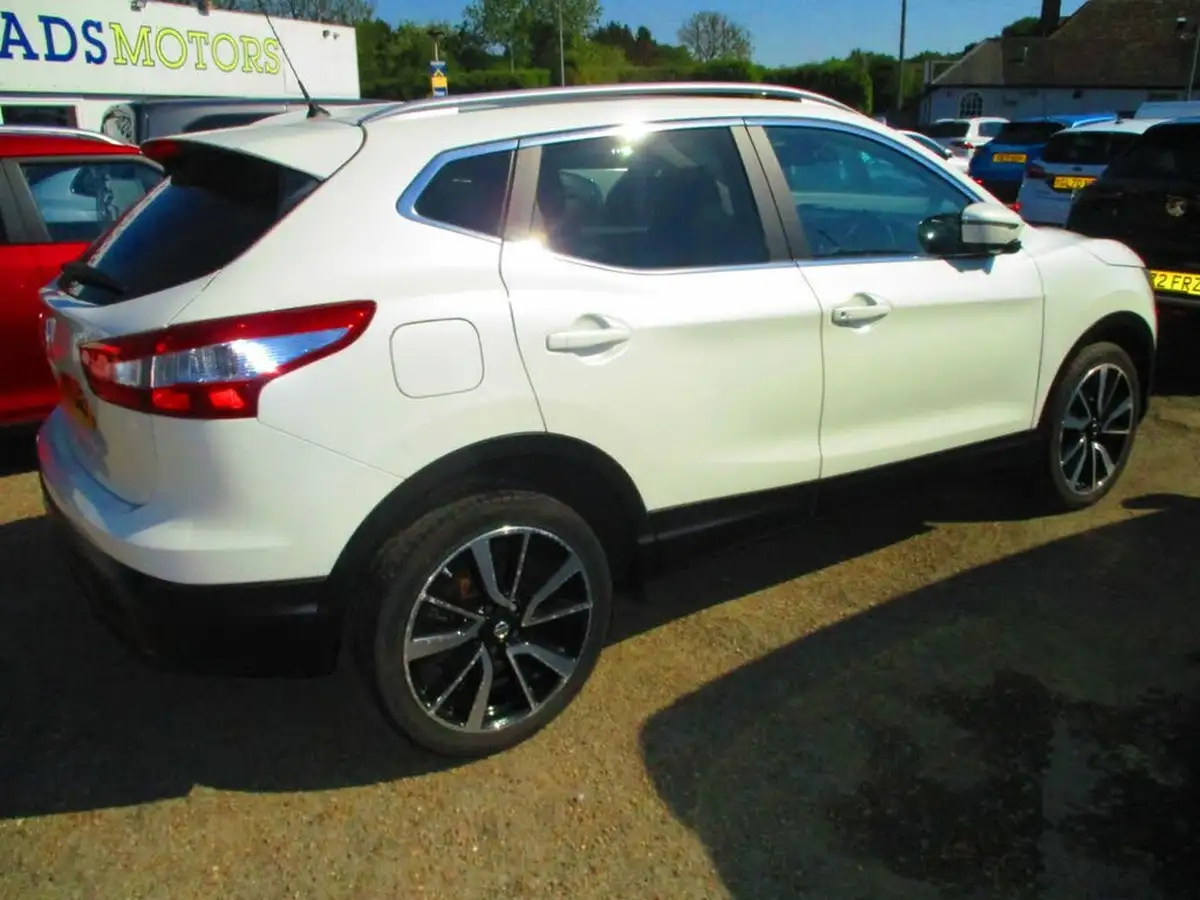 2015-nissan-qashqai-12-tekna-big-4