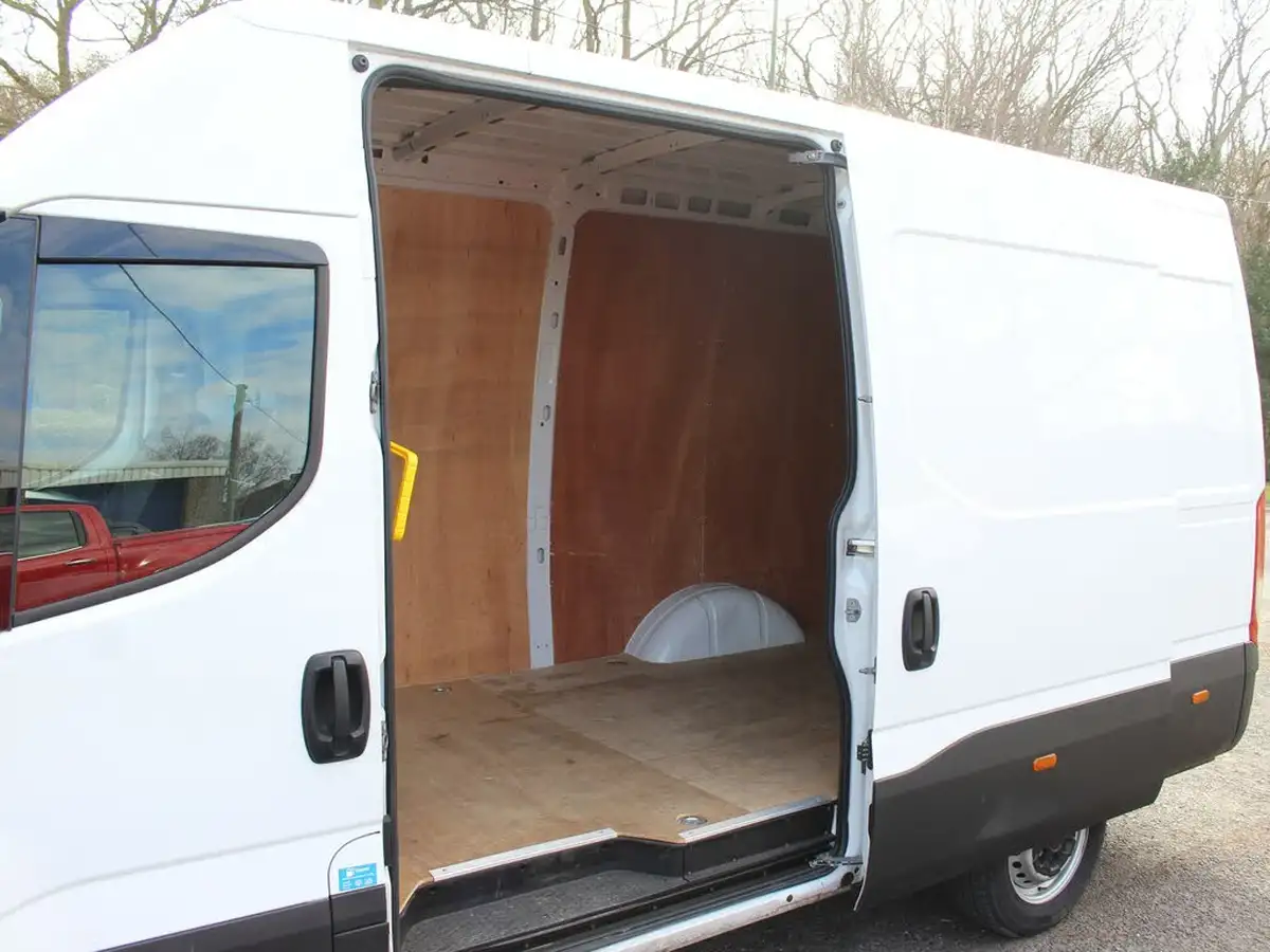 2023-iveco-daily-s-class-23td-35s14v-business-3520mm-h2-136pseu6dt-big-2