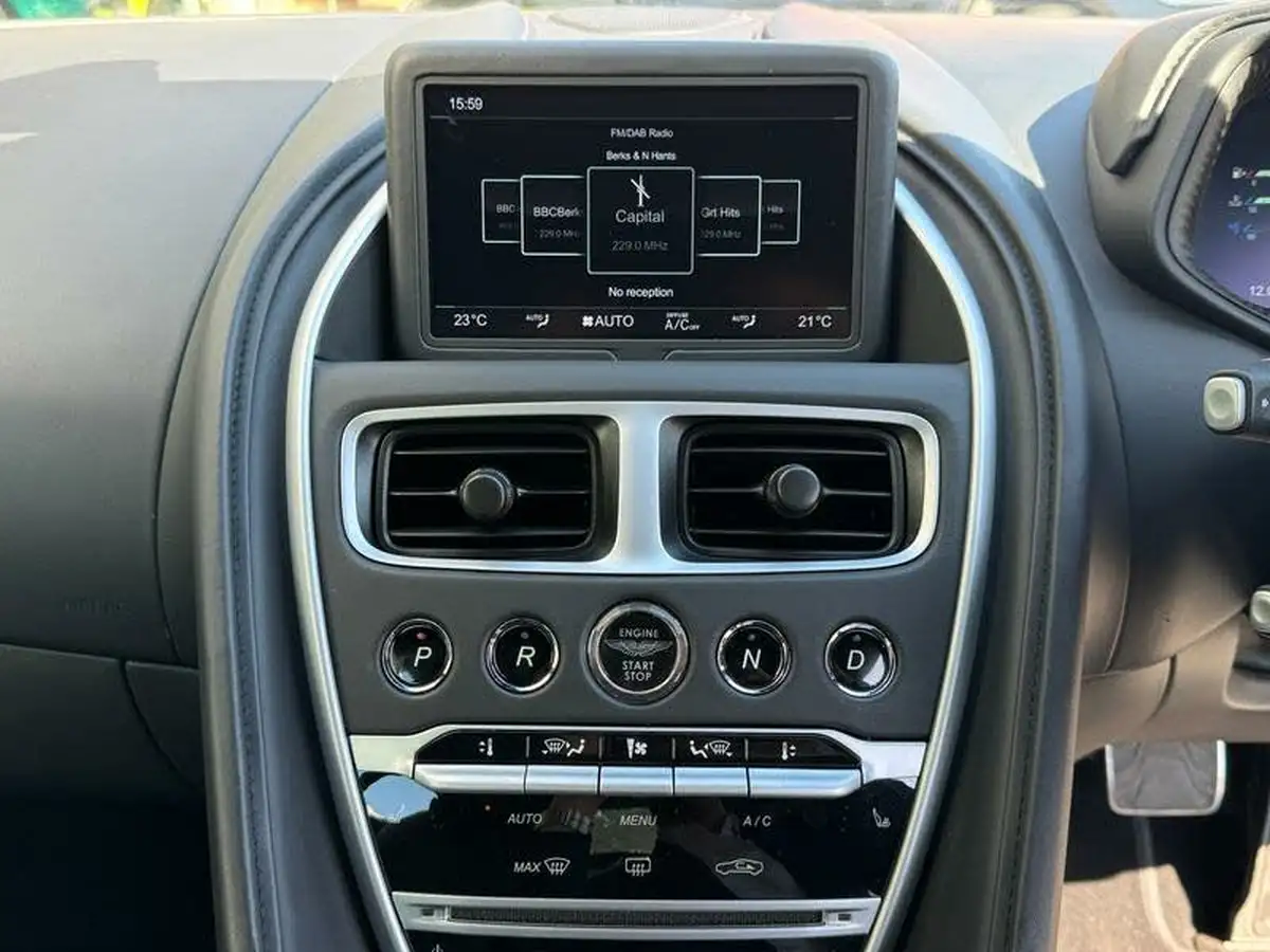 2021-aston-martin-db11-40-v8-528bhp-big-15