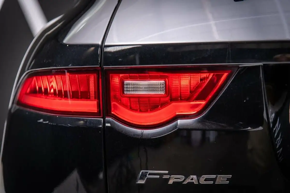 2020-jaguar-f-pace-20-i4d-chequered-flag-180ps-big-45