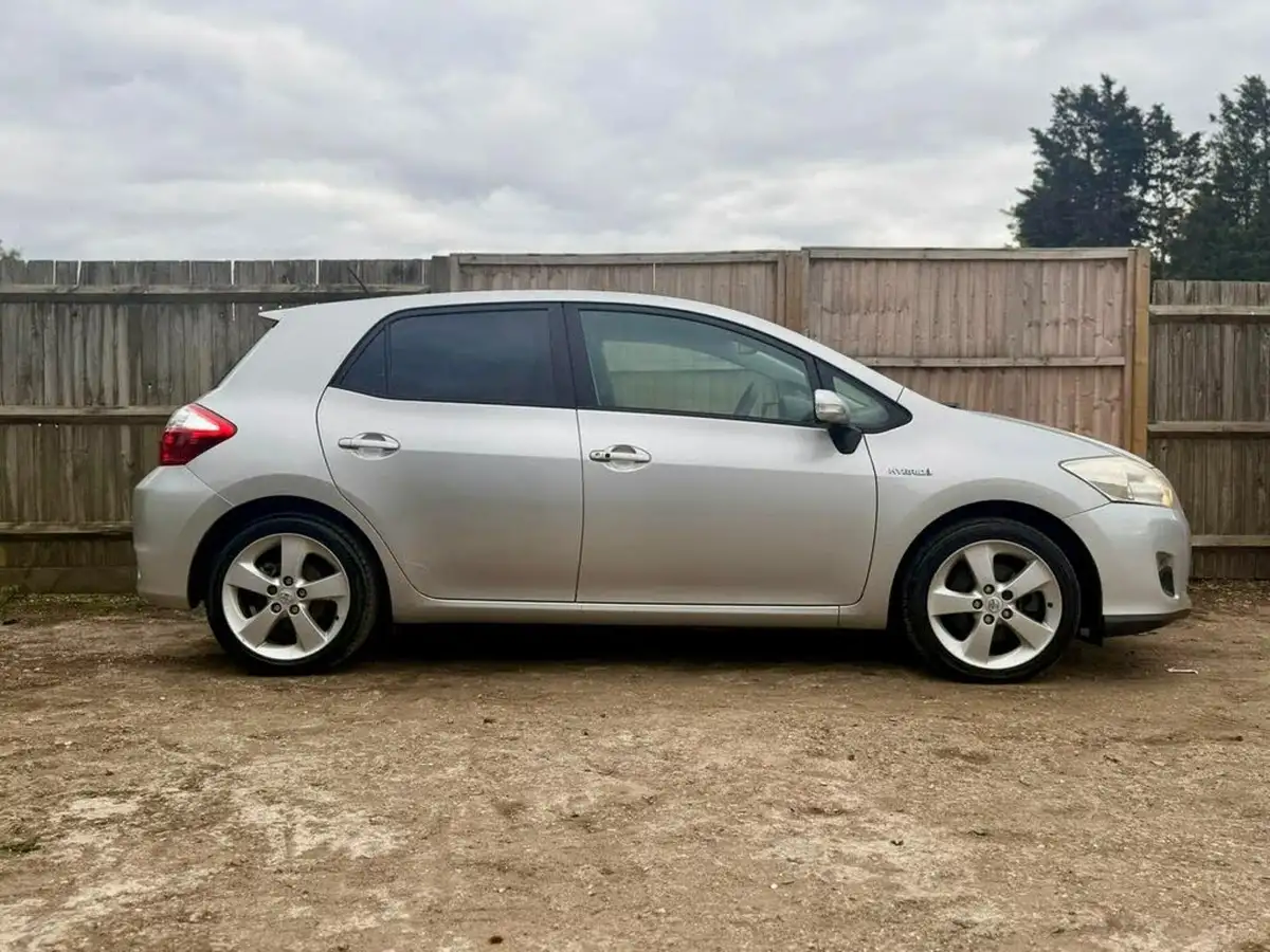 2011-toyota-auris-18-vvt-i-hsd-t-spirit-1794cc-big-4