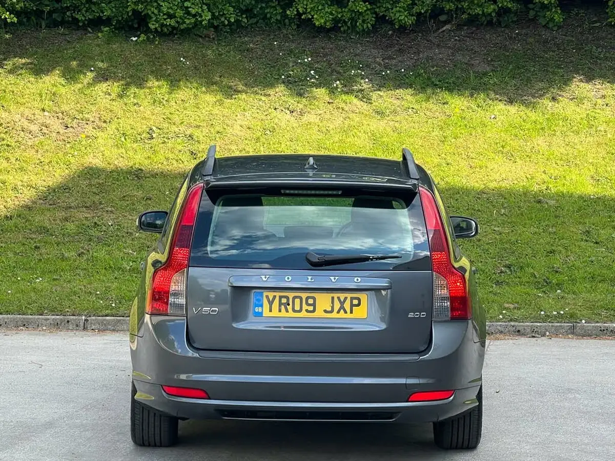 2009-volvo-v50-20td-r-design-sport-big-10