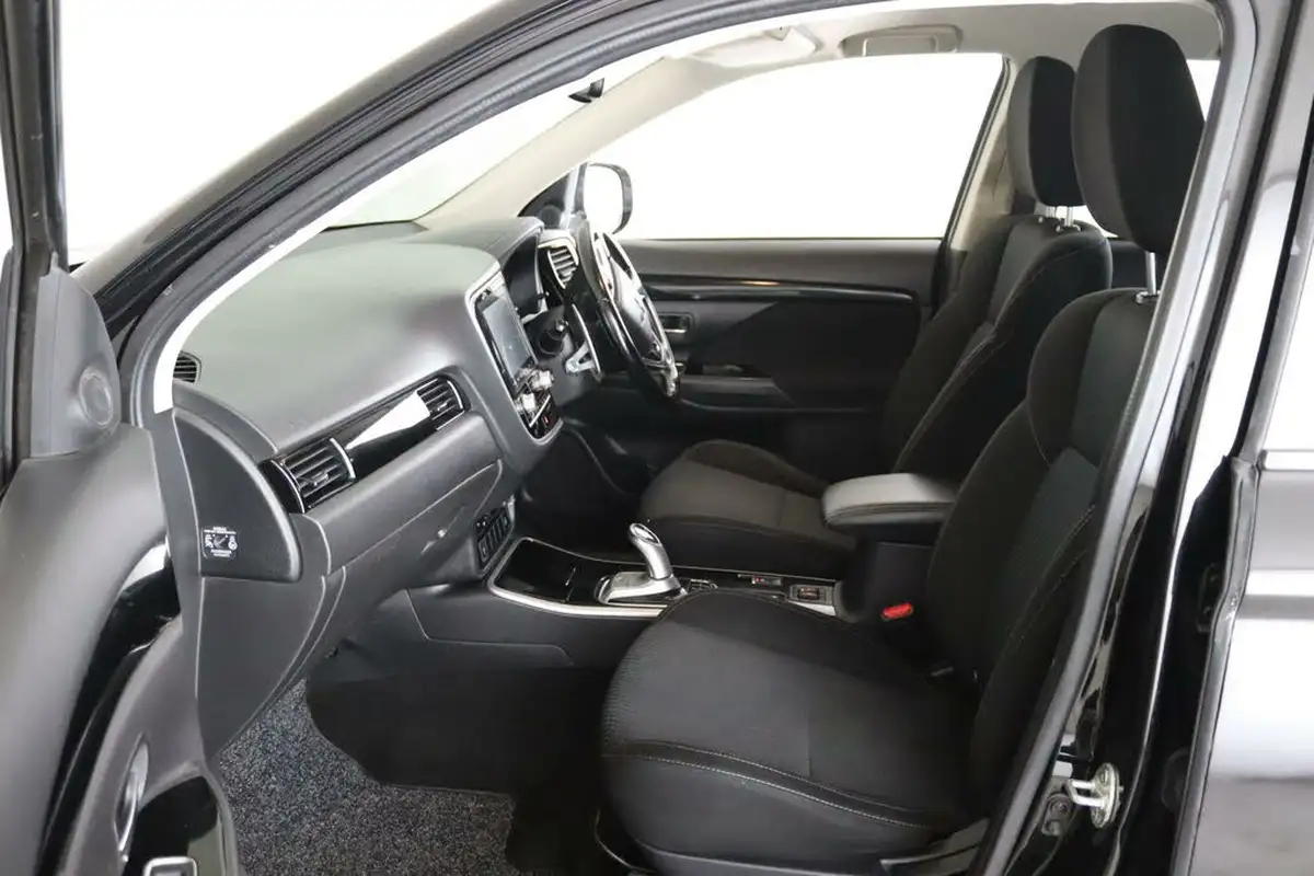 2020-mitsubishi-outlander-24-design-phev-big-9