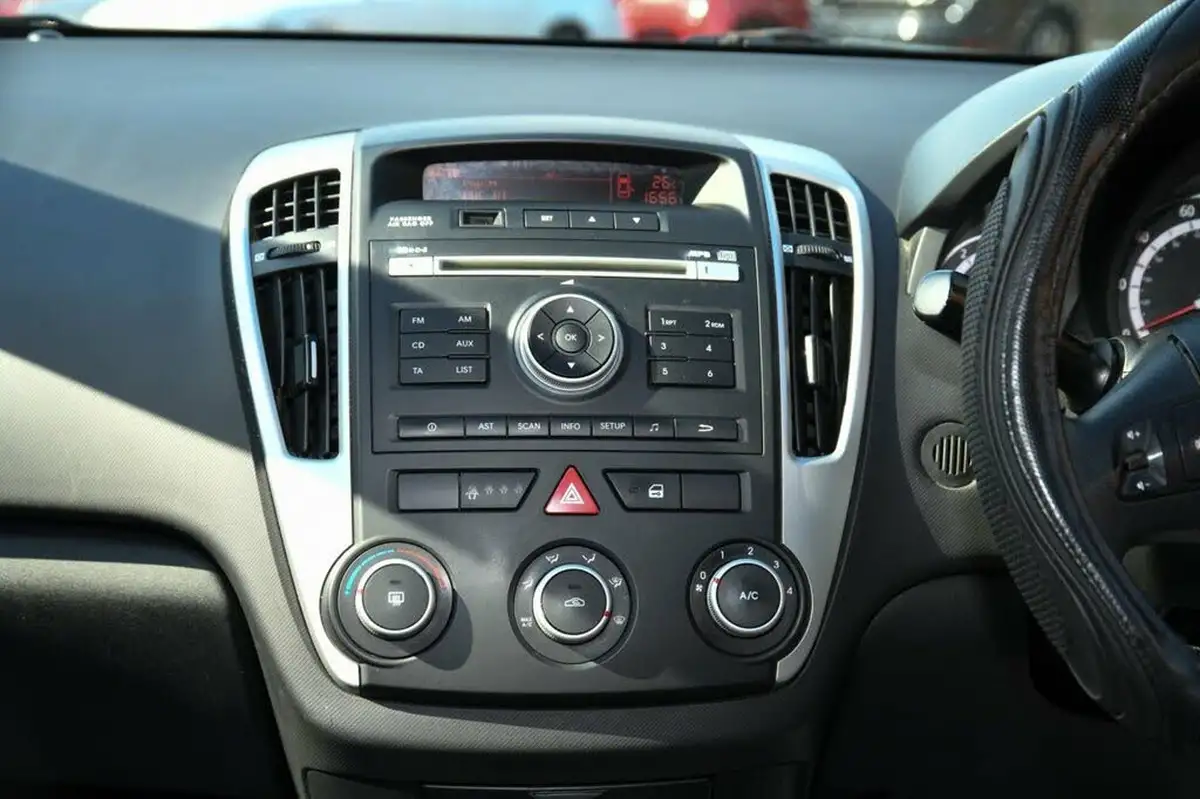 2011-kia-ceed-16td-1-89bhp-big-14