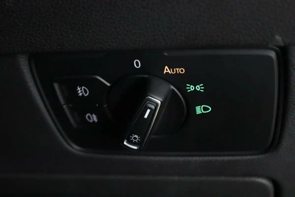 2020-volkswagen-passat-20tdi-se-nav-150ps-saloon-4d-dsg-big-19