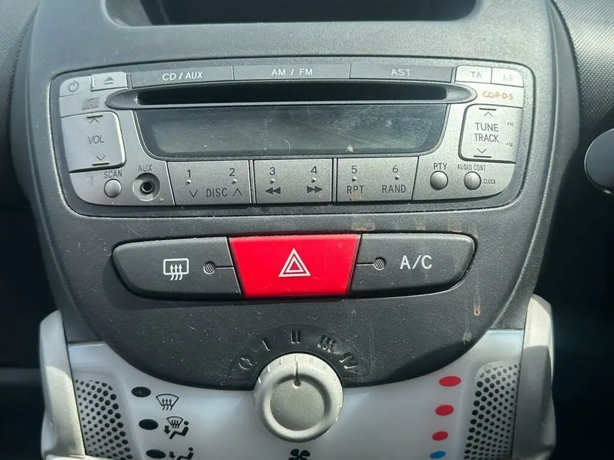 2012-citroen-c1-10-vtr-3d-big-9