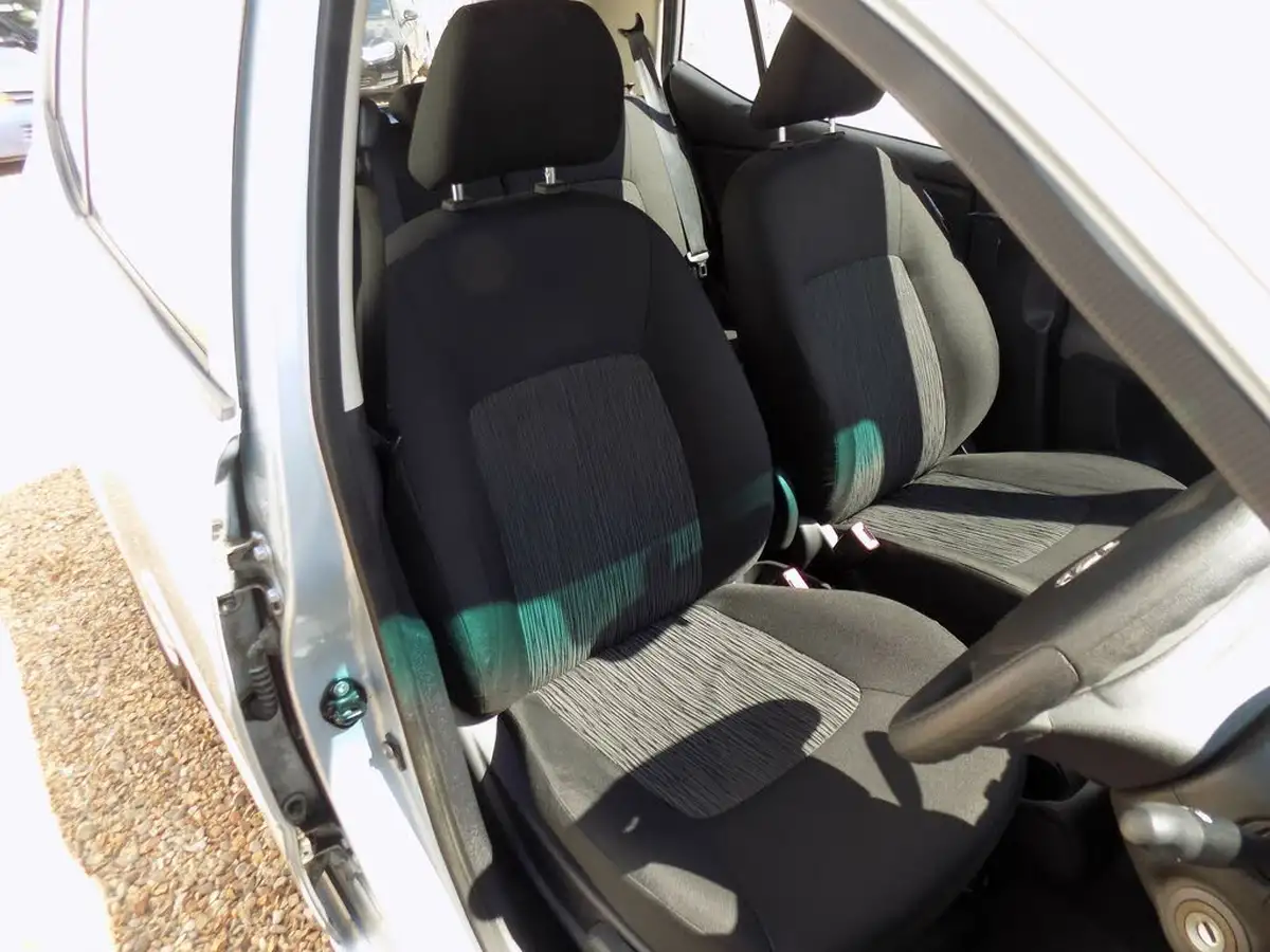2011-hyundai-i10-12-active-big-25