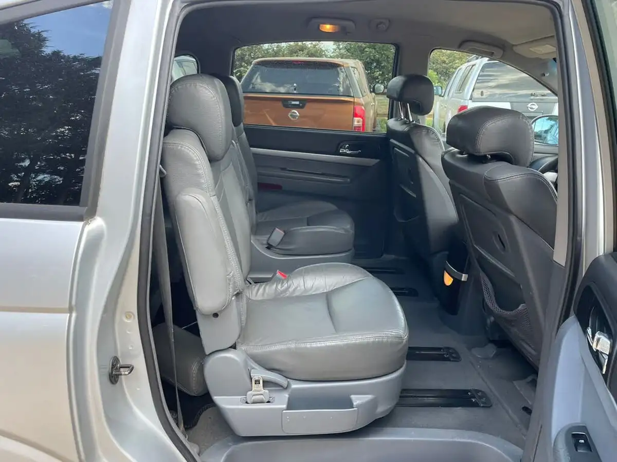 2012-kgm-ssangyong-rodius-27td-es-big-12