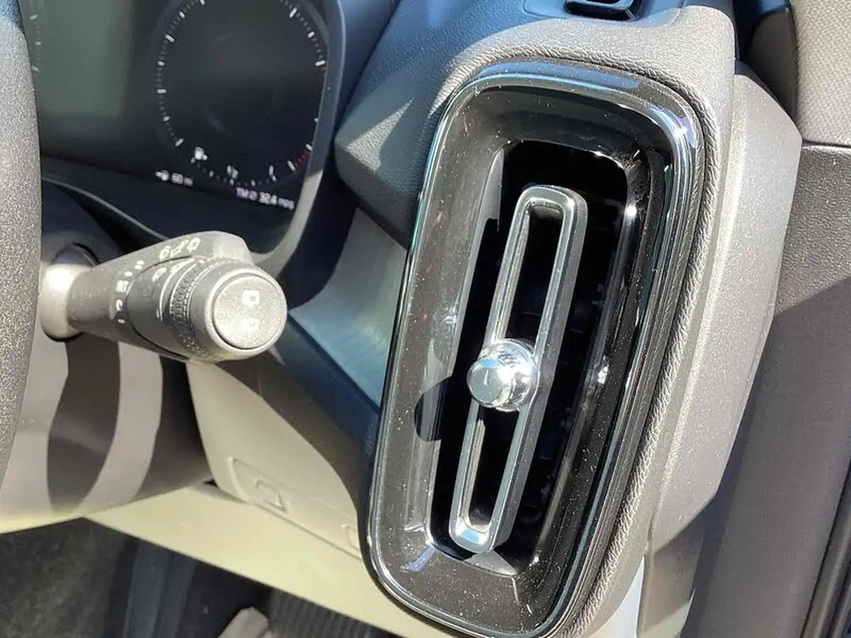 2019-volvo-xc40-20-t4-inscription-big-40