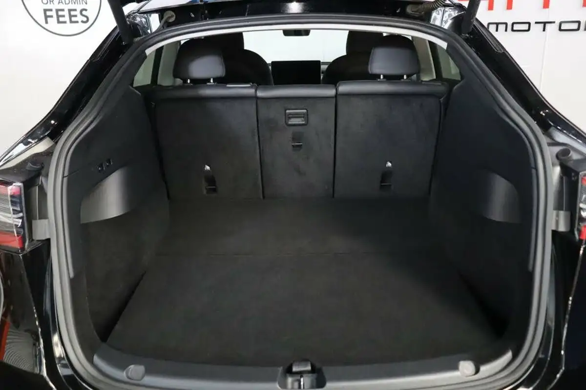 2022-tesla-model-y-e-long-range-big-17