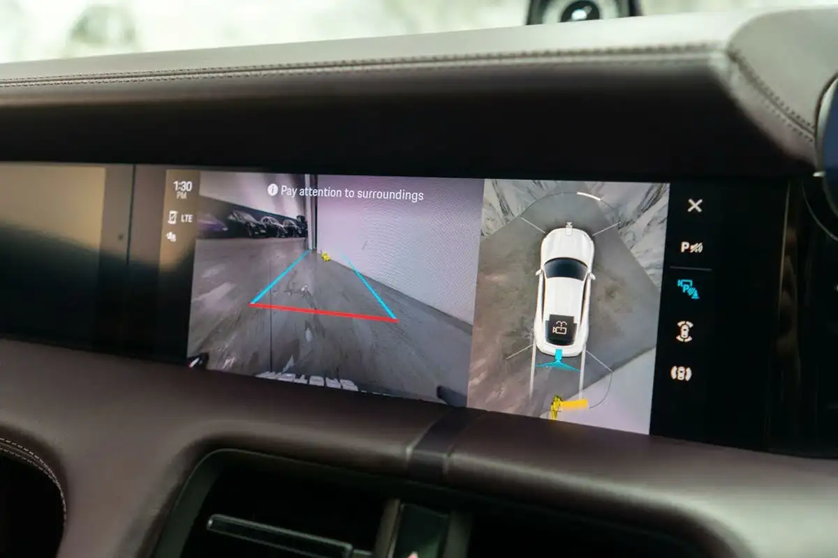 2020-porsche-taycan-e-turbo-big-24