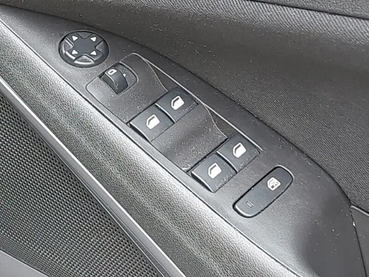 2022-vauxhall-crossland-12i-design-big-12