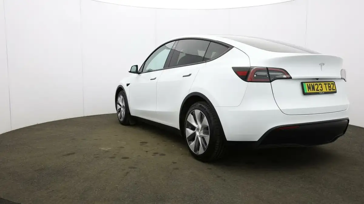 2023-tesla-model-y-e-rwd-big-42