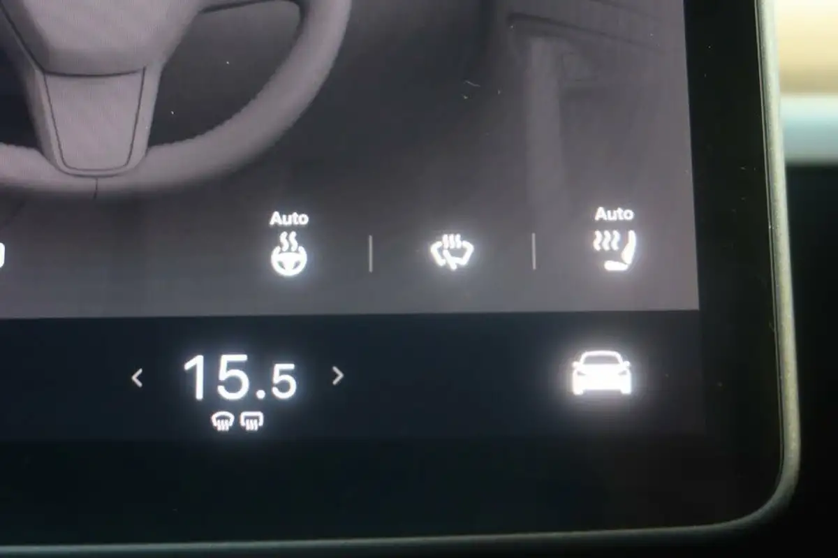 2022-tesla-model-y-e-long-range-big-19