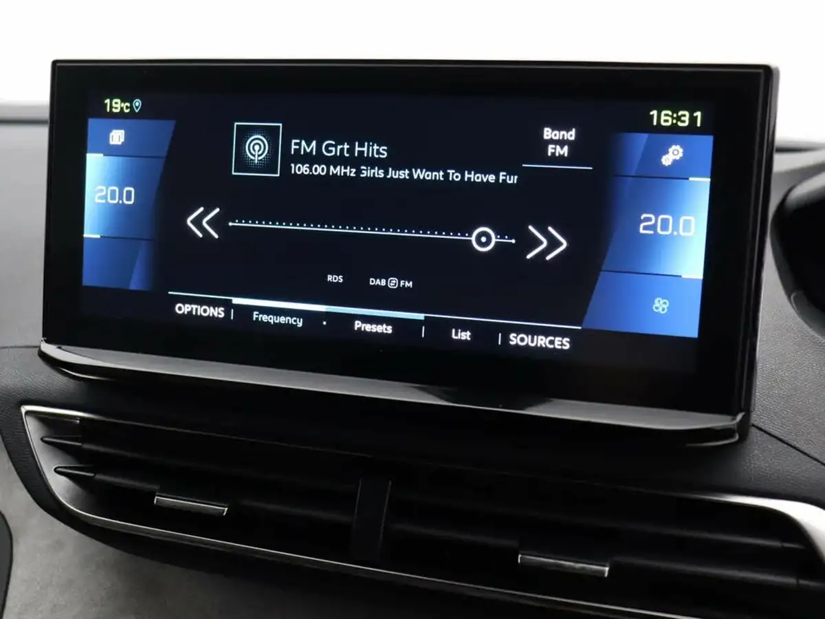 2021-peugeot-3008-suv-16-puretech-gt-premium-300bhp-4wd-hybrid4-e-eat8-big-35