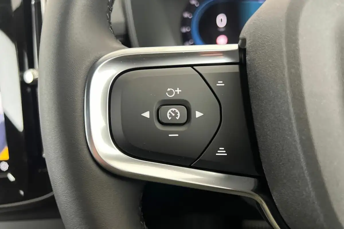2024-volvo-xc40-20-b3-plus-big-10