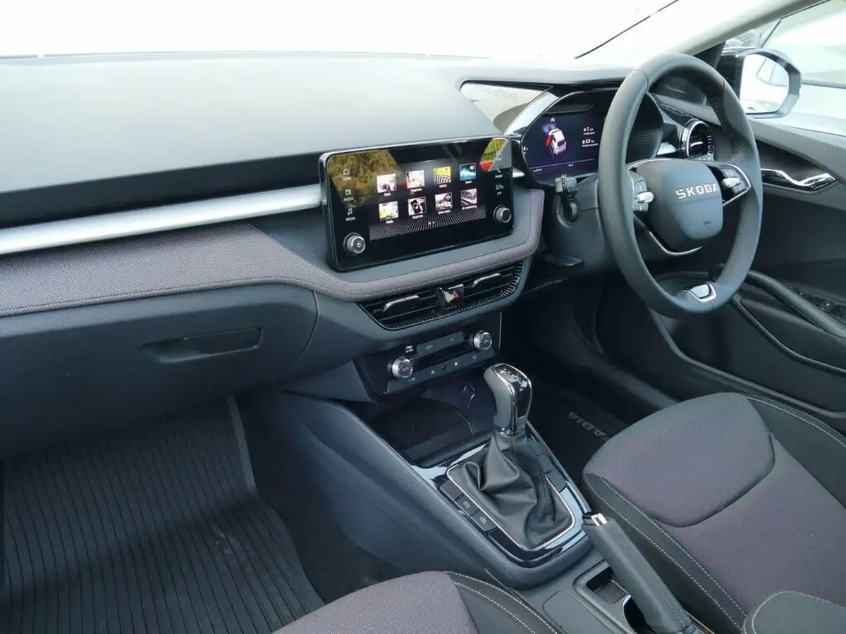 2025-skoda-fabia-10-tsi-design-edition-116ps-dsg-big-7