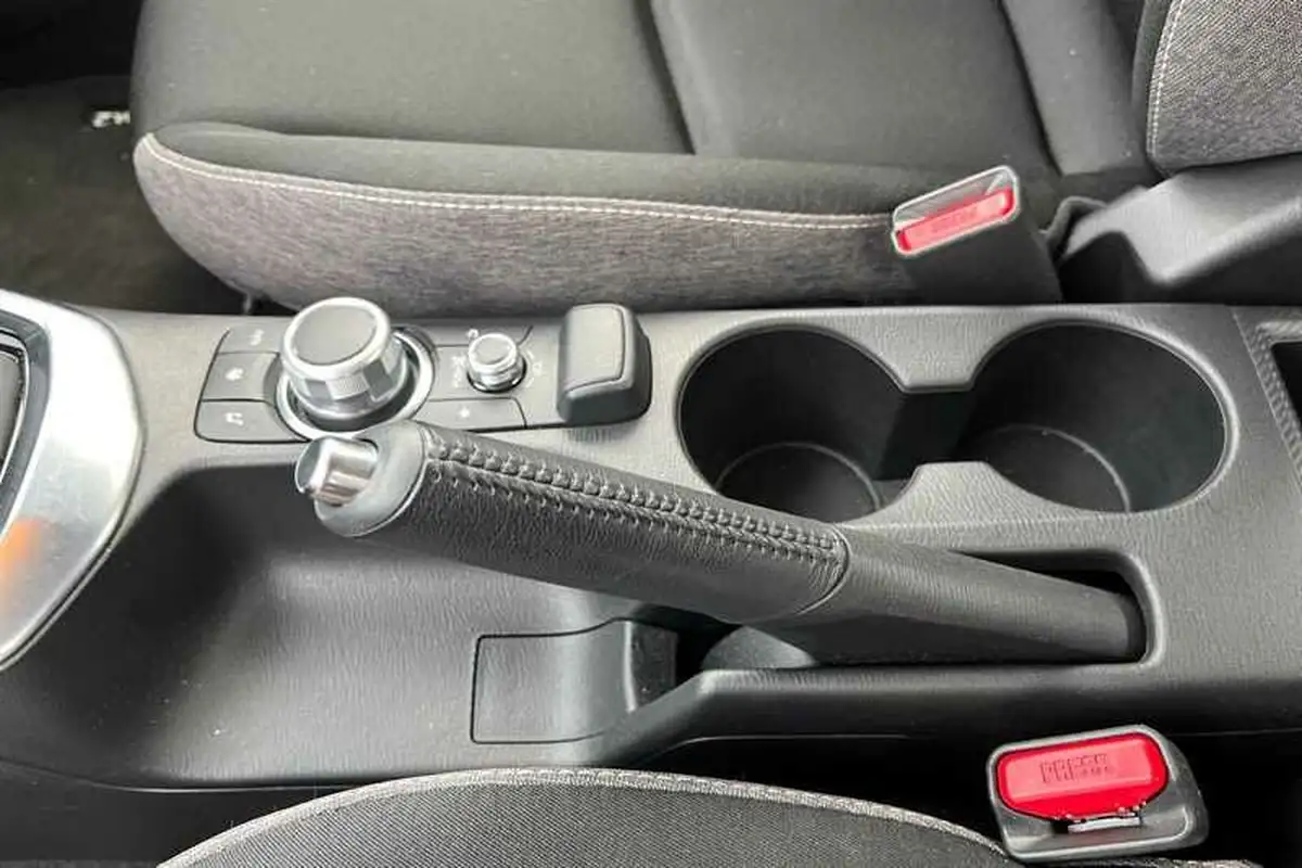 2023-mazda-mazda2-15-e-skyactiv-g-centre-line-big-35