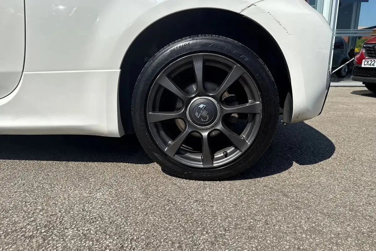 2017-abarth-595-14-tjet-big-11