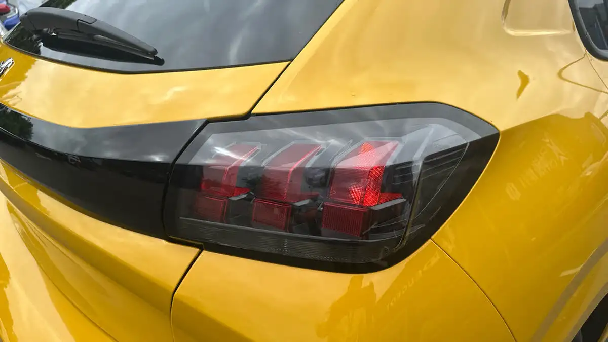 2023-peugeot-208-12-puretech-active-premium-100ps-eat8-big-44