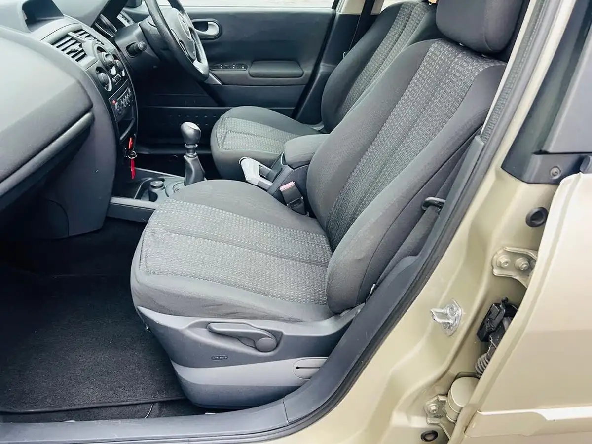 2008-renault-megane-19td-dynamique-s-non-estate-5d-big-57