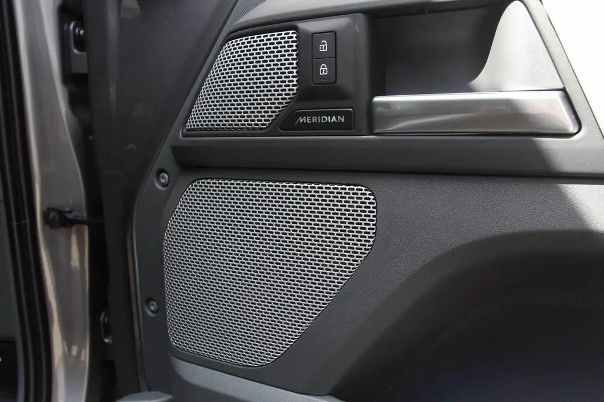 2022-land-rover-130-defender-30-p400-x-dynamic-hse-big-31