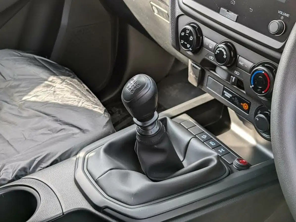 2025-isuzu-d-max-19td-dl40-big-10