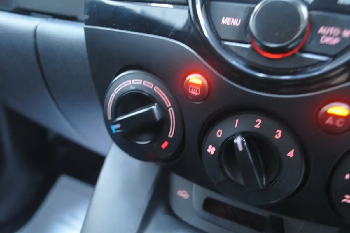 2012-mazda-mazda2-13-tamura-3d-big-26
