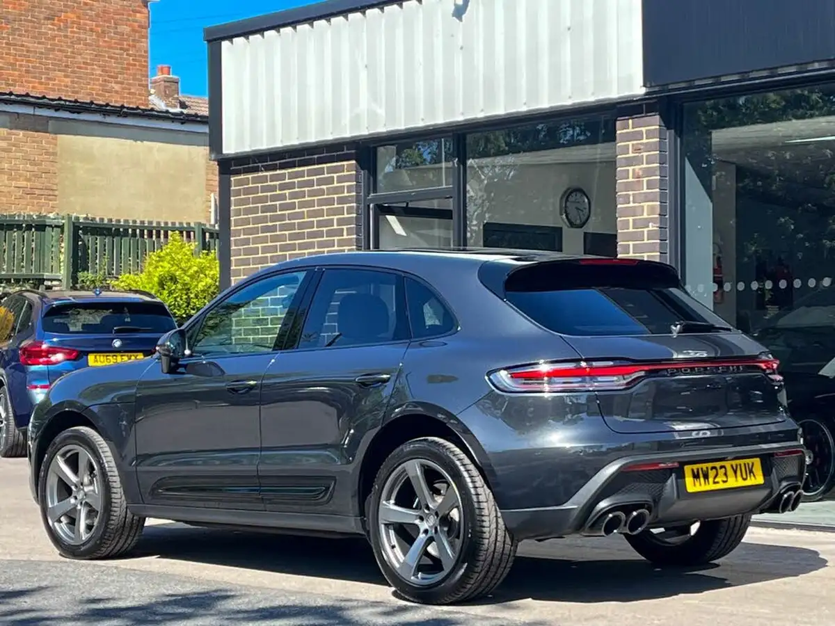 2023-porsche-macan-20-big-3