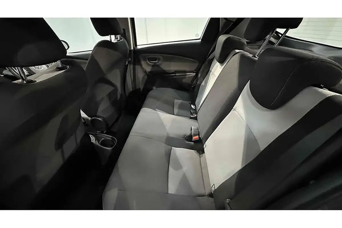 2019-toyota-yaris-15-vvt-i-icon-tech-98bhp-hybrid-1497cc-e-cvt-big-22